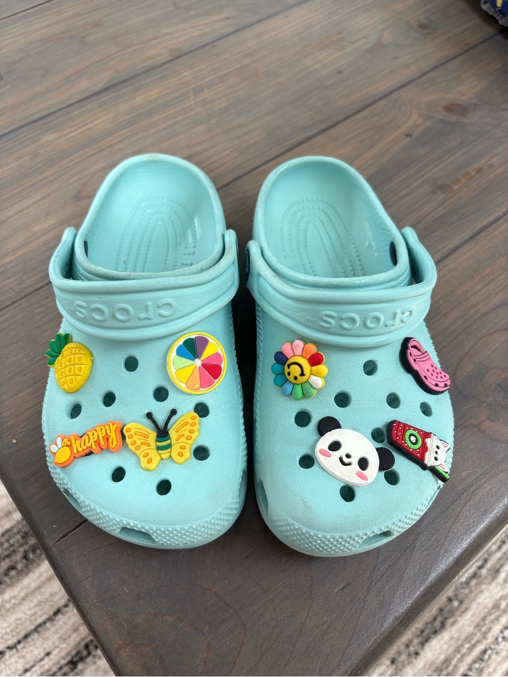 Girls CROCS Kids Aqua Blue Clog Sandals with Colorful Charms size 1